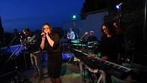 Z koncertu zpěvačky Diva Baara na terasách za Městským společenským domem v Kolíně.