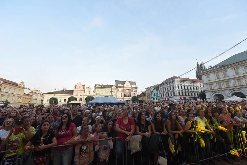 Kolínské kulturní léto: z koncertu zpěváka Marka Ztraceného na Karlově náměstí.