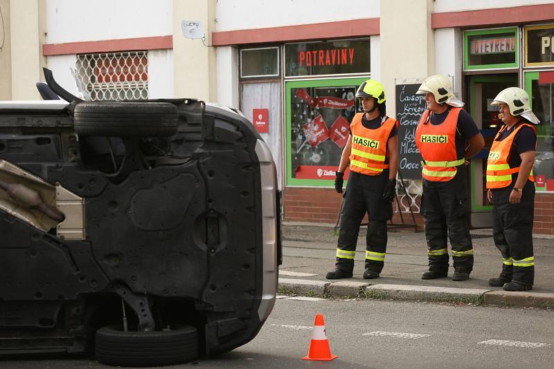 Dopravní nehoda automobilu značky Toyota RAV4 v ulici Na Louži v Kolíně.