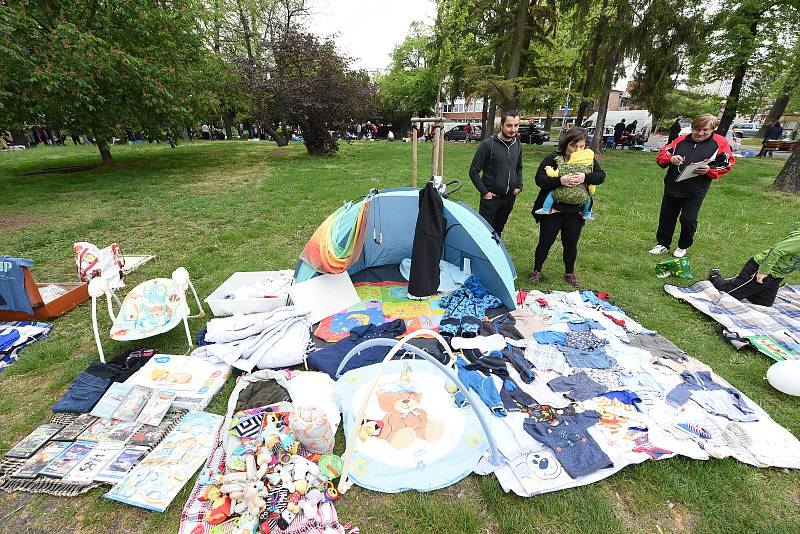 Desítky prodejců a stovky návštěvníků vyrazily poslední dubnovou sobotu do parku Komenského na Blešák na vzduchu.