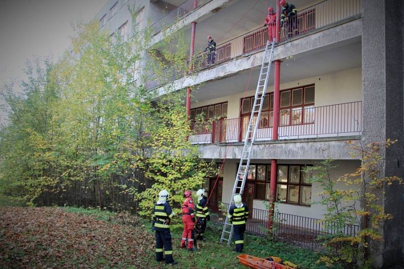 Taktické cvičení složek IZS v areálu bývalého plicního sanatoria v Kostelci nad Černými lesy.