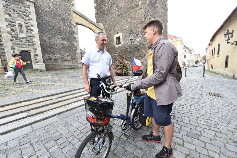 Cestu odvážného cyklisty požehnal farář a bývalý pedagog Jan Halama. 