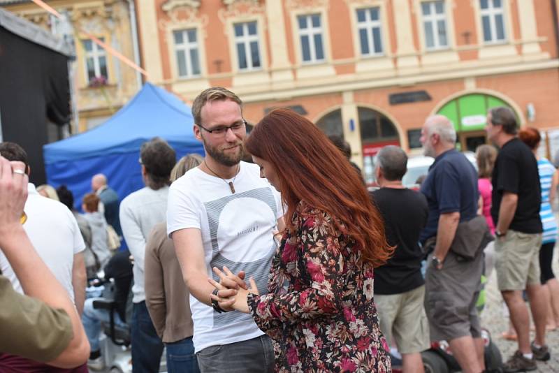 Vladimír Mišík bavil na náměstí stovky lidí všech generací.