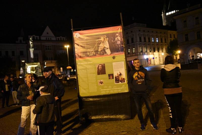 Už ve čtvrtek se na kolínském Karlově náměstí objevily obří bannery s fotografiemi světových rockových hvězd a textem mapujícím začátky různých hudebních žánrů. V sobotu pak výstavu doplnil další program.