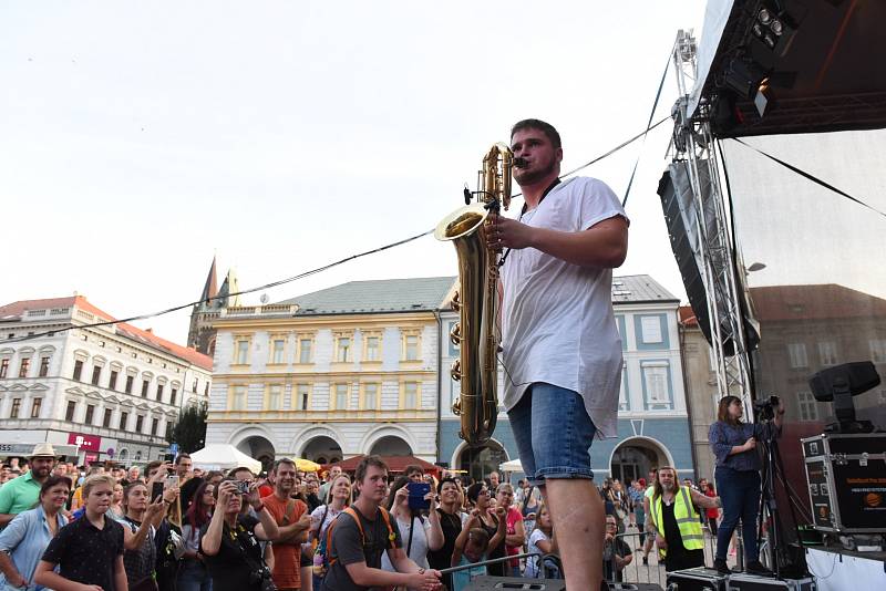 Kolínské kulturní léto: z koncertu Lazy Brass, Pokáče a Migu 21 na Karlově náměstí v Kolíně.