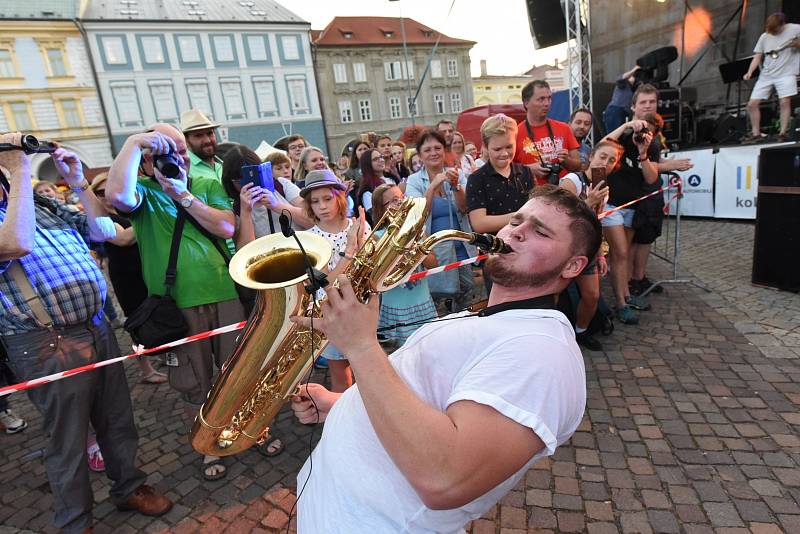 Kolínské kulturní léto: z koncertu Lazy Brass, Pokáče a Migu 21 na Karlově náměstí v Kolíně.