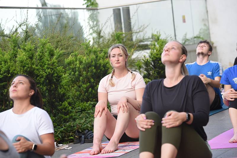 Ze cvičení jógy v rámci Kolínského Majálesu na terasách Městského společenského domu v Kolíně.