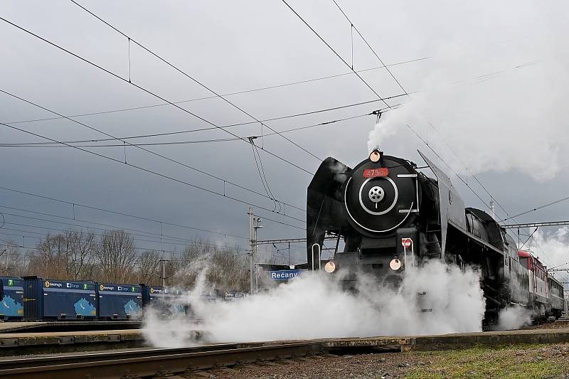Ze zastávky parní lokomotivy 475.101 'Šlechtičny' na nádraží v Řečanech nad Labem.