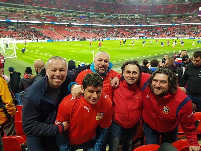 Stadion Wembley, 22. března 2019. Snímek od fanoušků z Kolínska.
