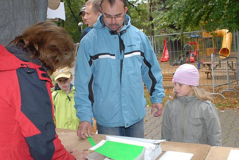 Po sobotním loutkovém festivalu v Českém Brodě se podobná akce uskutečnila v neděli i v Kolíně. Aleš Barry Bureš svůj loutkový festival pojmenoval Šmidra a ... šmytec 