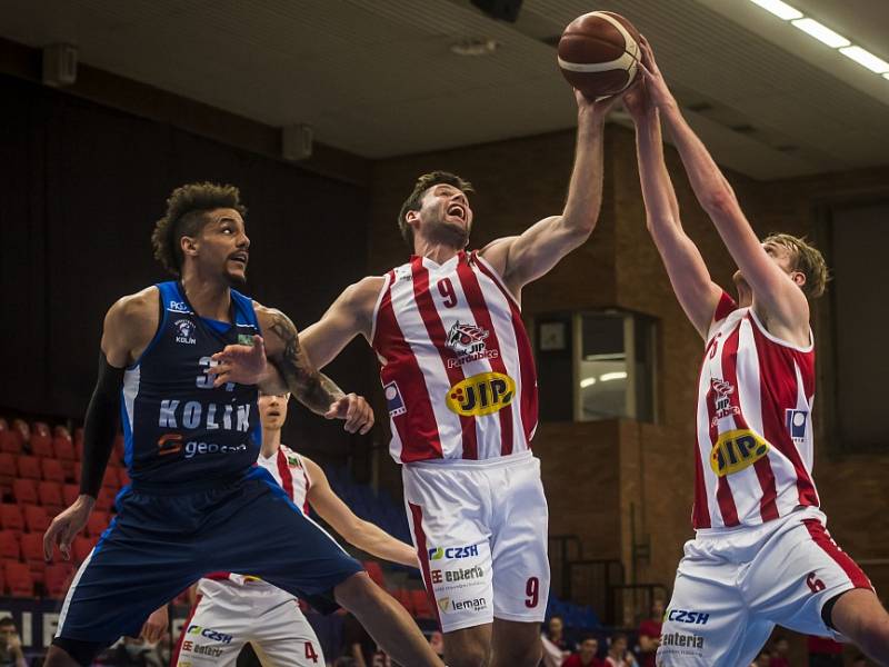 Semifinále Českého poháru BC Kolín - Pardubice (86:82).