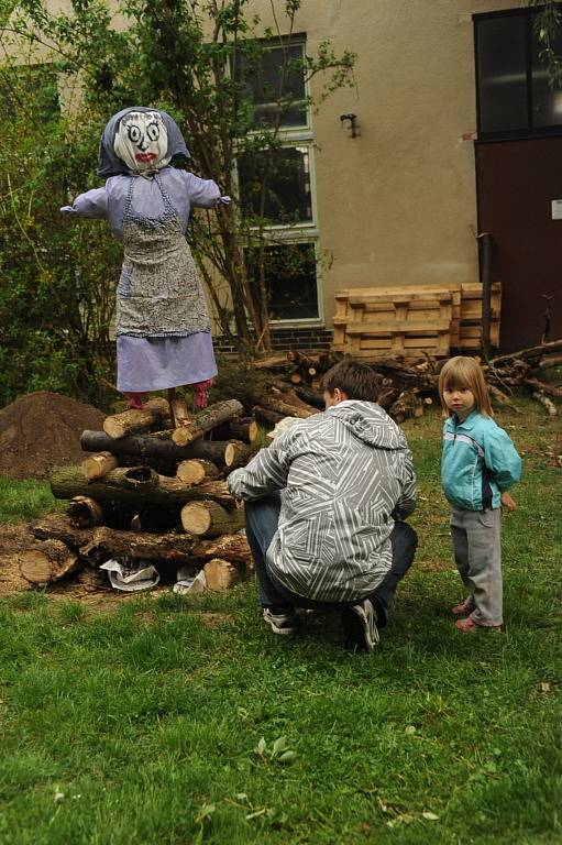 Pálení čarodějnic v kolínské Vrchlického ulici.