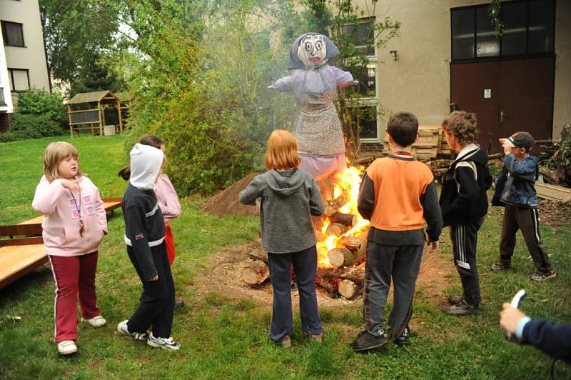 Pálení čarodějnic v kolínské Vrchlického ulici.