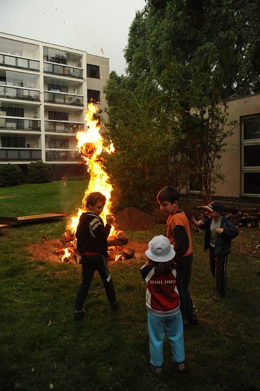 Pálení čarodějnic v kolínské Vrchlického ulici.