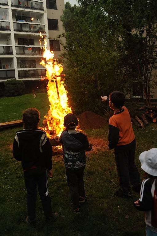 Pálení čarodějnic v kolínské Vrchlického ulici.