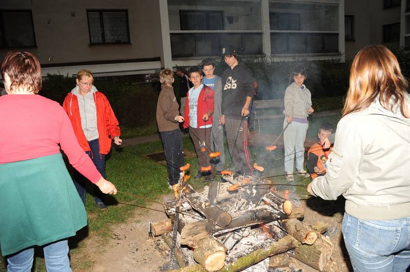 Pálení čarodějnic v kolínské Vrchlického ulici.