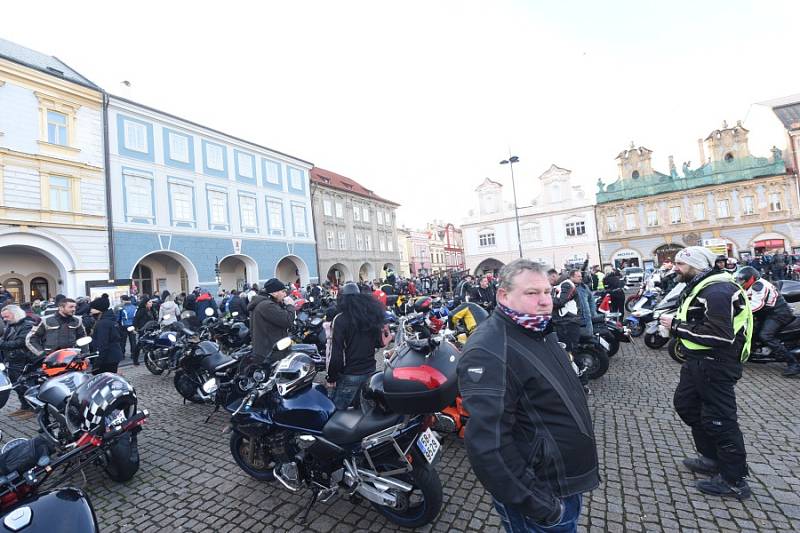 Již po osmnácté letos kolínští motorkáři říkající si Verbež kolínská uspořádali štědrovečerní vyjížďku s tradičním cílem u vánočního stromu na kolínském Karlově náměstí.