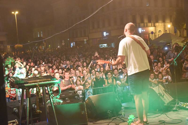 Kolínské kulturní léto: z koncertu Lazy Brass, Pokáče a Migu 21 na Karlově náměstí v Kolíně.