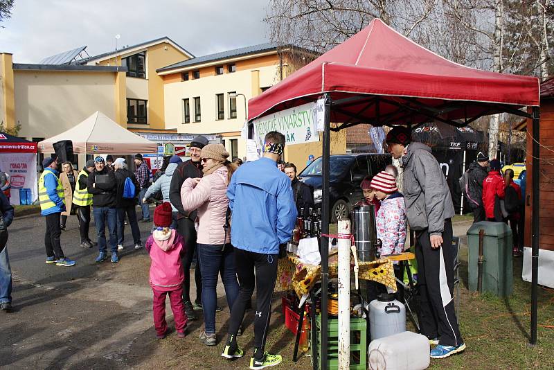 Tradičního běhu v Pečkách se účastní běžci různých věkových kategorií.