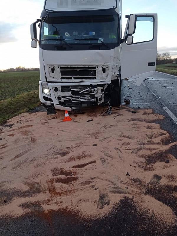 Tragická dopravní nehoda na silnici I/38 mezi obcemi Pňov-Předhradí a Nová Ves I: čelní střet osobního a nákladního automobilu.