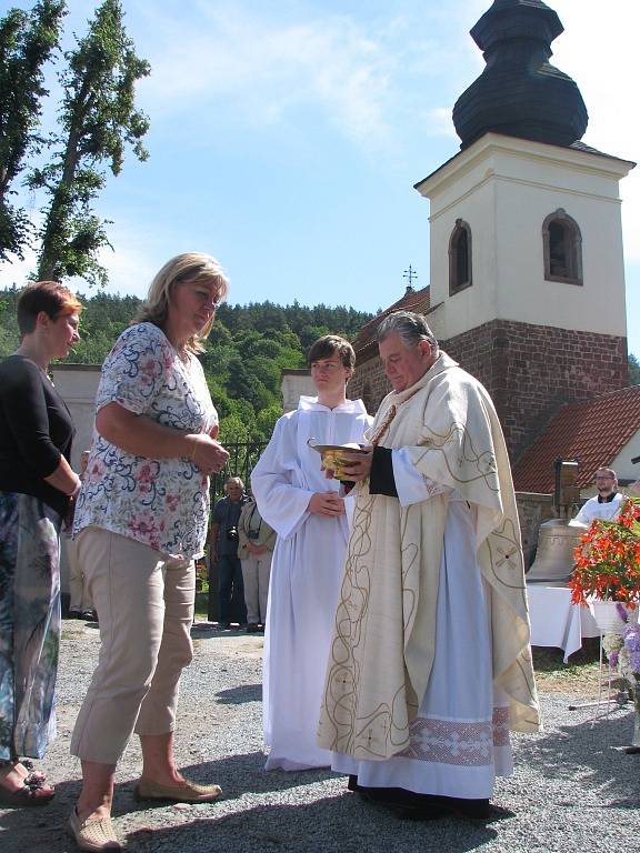 Žehnání novému zvonu a jeho osazování do kostela sv. Jakuba ve Stříbrné Skalici - Rovné