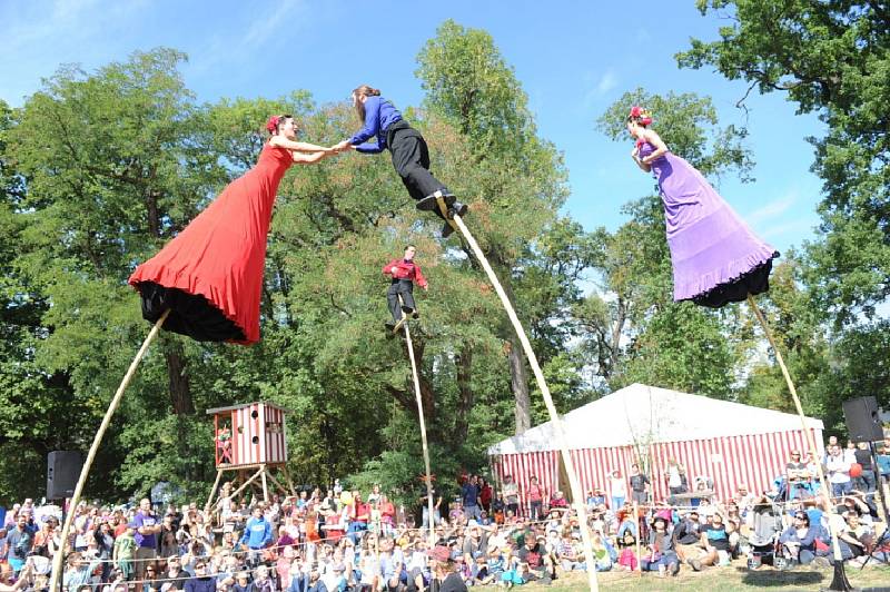 Festival Kefír se přesunul k zámku Kačina