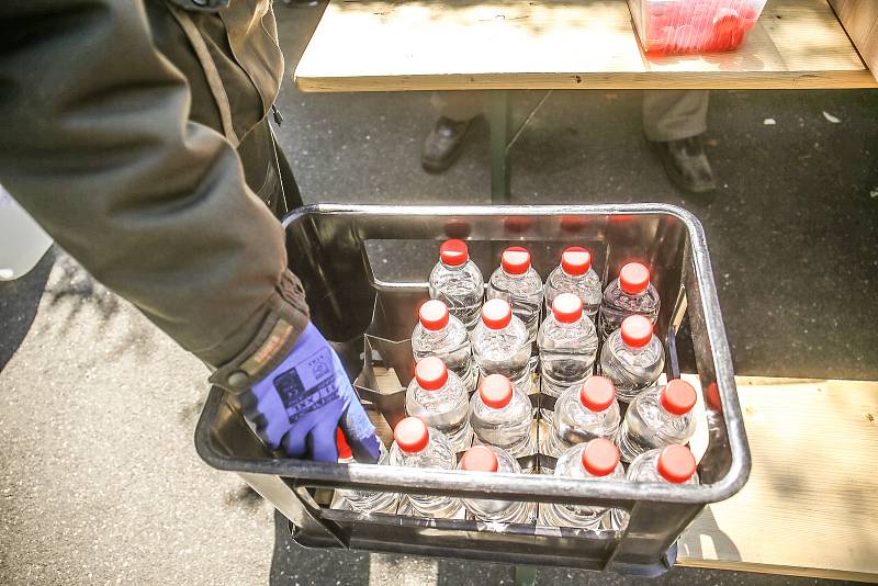 Z přípravy na distribuci dezinfekce občanům na dvoře u služebny Městské policie v Kolíně.