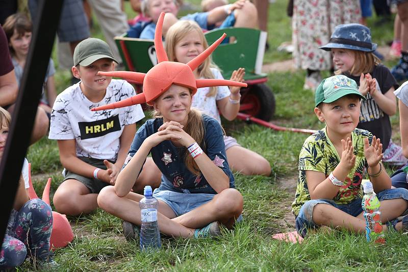 Festival Kefír, s nímž se kolínští organizátoři nakonec usadili na letišti u Hradce Králové, v sobotu pobavil děti všeho věku.