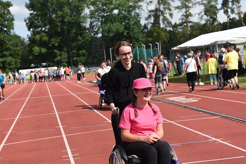 Z Her pro radost na atletickém stadionu v Kolíně.