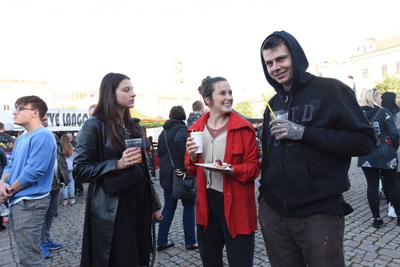 Na Karlově náměstí v Kolíně to opět žilo. Po nedávném vinném koštu tu tentokrát své stánky postavil Street Food festival