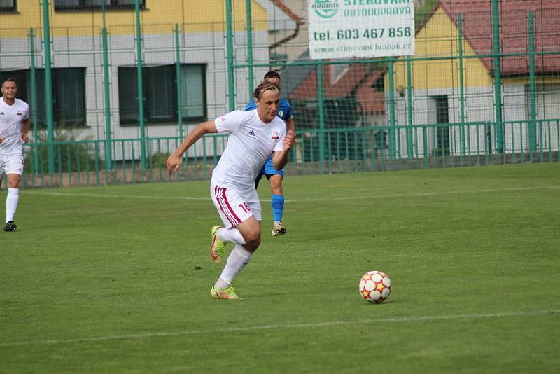 Z fotbalového utkání krajského přeboru Velim - Horky n. J. (0:1)