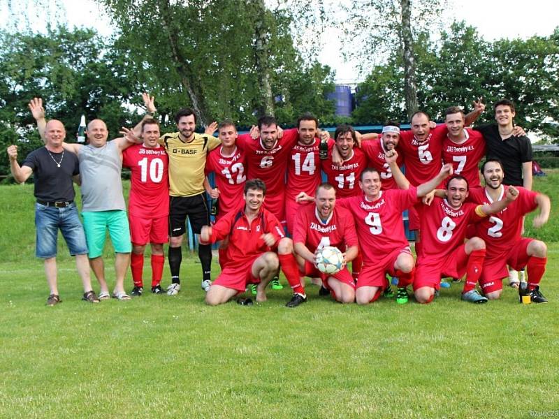 Z utkání Bečváry - Krakovany (2:1). Domácí slaví postup do I. B třídy.