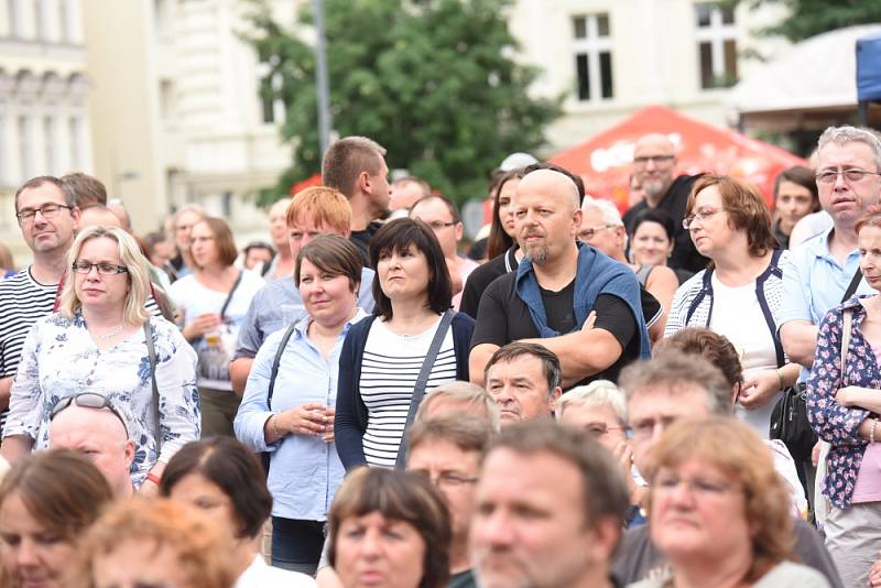 Vladimír Mišík bavil na náměstí stovky lidí všech generací.