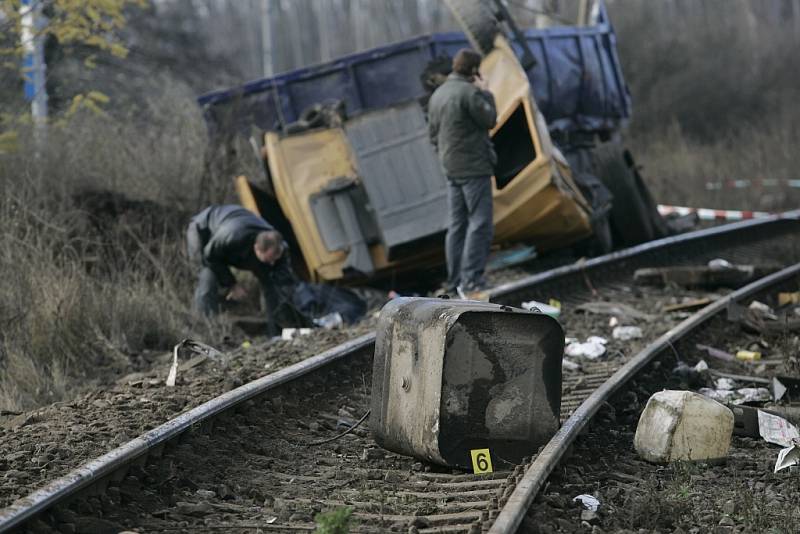 Tragická sobotní srážka rychlíku s náklaďákem u Sandberku