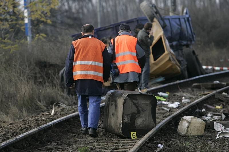 Tragická sobotní srážka rychlíku s náklaďákem u Sandberku