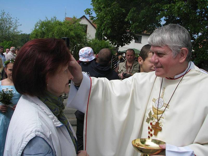 Bohoslužebné setkání při příležitosti vysvěcení opravené kapličky sv. Václava, Vyžlovka 8. května 2011