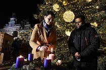 Ze zapálení třetí svíčky na adventním věnci u vánočního stromu na Karlově náměstí v Kolíně.