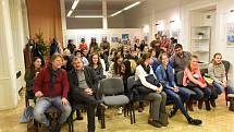 Celkem sto devatenáct prací poslali žáci a studenti především kolínských škol do literární soutěže Macharovo pero, jehož výsledky se vyhlašovaly ve středu v čítárně Městské knihovny Kolín.