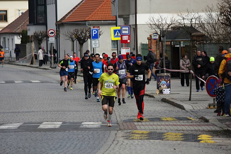 Tradičního běhu v Pečkách se účastní běžci různých věkových kategorií.