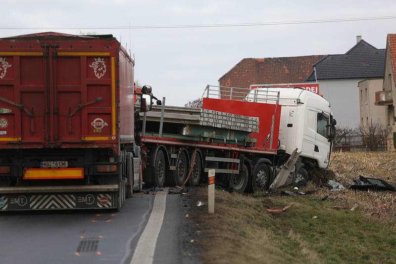 Vážná dopravní nehoda u obce Ohrada: čelní střet osobního a nákladního auta na silnici I/38.