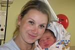 Veronika Papežová se narodila 29. dubna v Kolíně. Vážila 3300 gramů a měřila 48 centimetrů. Doma v Plaňanech ji přivítá sestřička Lucie, maminka Zdeňka a tatínek Jan.