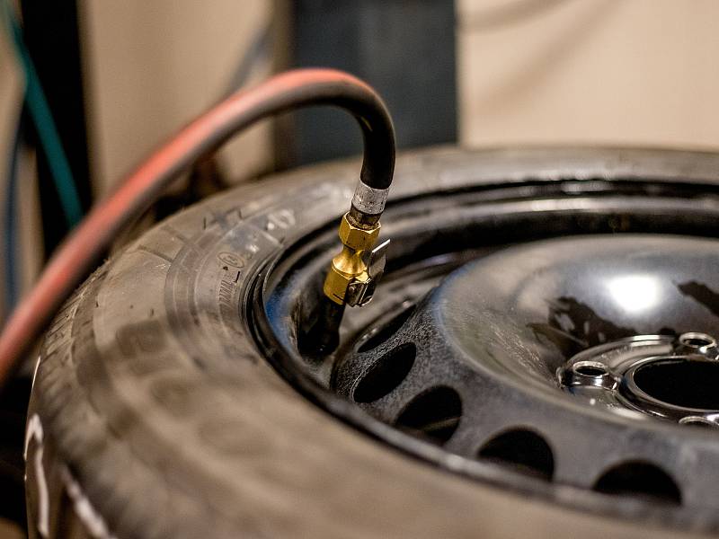 U zimních pneumatik musí mít dezén minimální hloubku 4 milimetry. Nižší hloubka znamená ztrátu bezpečnostních vlastností