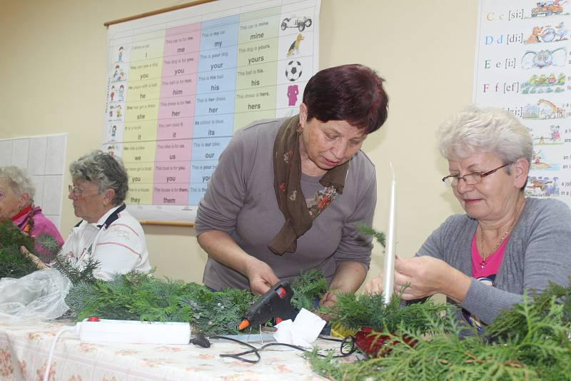 Výroba adventních věnců ve Starém Kolíně