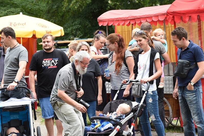 Kolínské kulturní léto zahájila Lucie Redlová a Jablkoň.