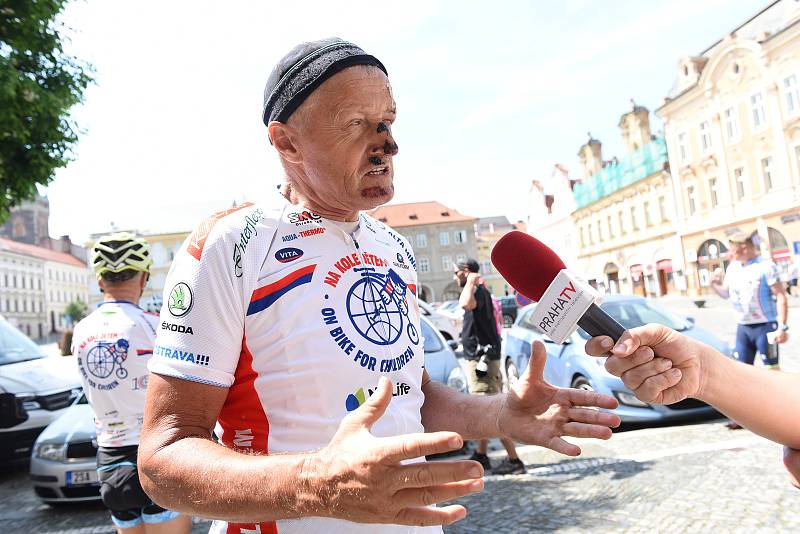 Dvacátého devátého května z Aše vyrazila na trať skupina cyklistů v již desátém ročníku projektu nazvaného Na kole dětem.