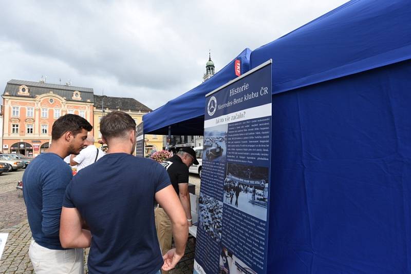 Majitelé vozů značky Mercedes-Benz se sešli po třiatřicáté a auty zaplnili kolínské Karlovo náměstí.