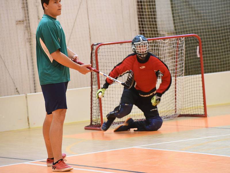 Třetí sportovní den základních škol v Kolíně patřil florbalu.