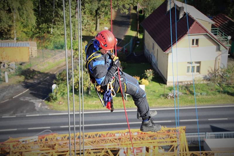 Z výcviku kolínských hasičů - lezců na věžovém jeřábu v Mukařově.