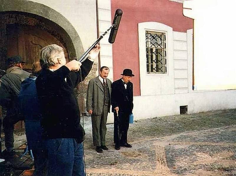 Oldřich Navrátil si zahrál roli obchodníka Vendelína Bajzy, tatínka hlavního hrdiny Péti Bajzy, na fotografii na Mírovém náměstí poblíž kulis Bajzovic koloniálu