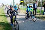 Děti z veltrubské základní školy byli prvními cyklisty, kteří se projeli po nově osvětlené cyklostezce mezi Kolínem a Hradišťkem I.